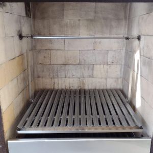 Parrilla tipo argentina en acero inoxidable con deslizador fijo incluye carbonera y cenicero