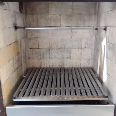 Parrilla tipo argentina en acero inoxidable con deslizador fijo incluye carbonera y cenicero